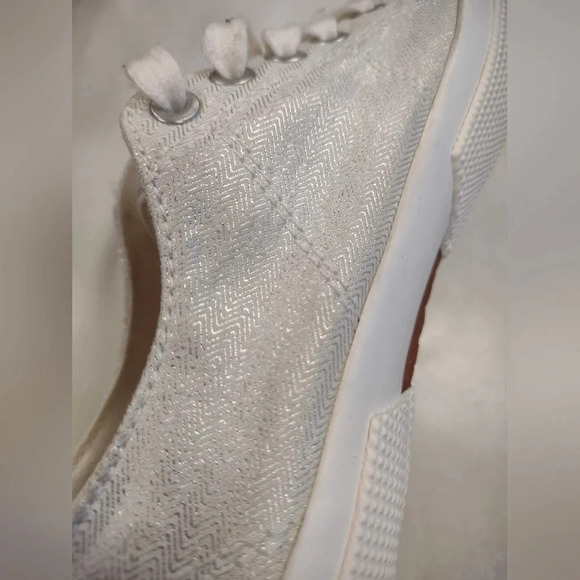 Lauren Ralph Lauren size 6b Jolie white & gold herringbone lace up flat sneakers - Picture 2 of 6